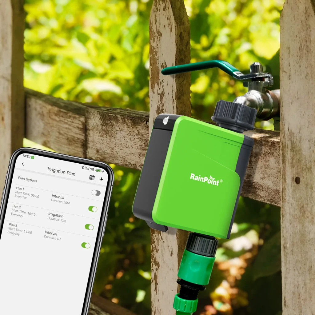 Programador de riego RainPoint Bluetooth 5.0 4 pilas AA HTV107B, en uso: instalado en grifo exterior de jardín junto a app