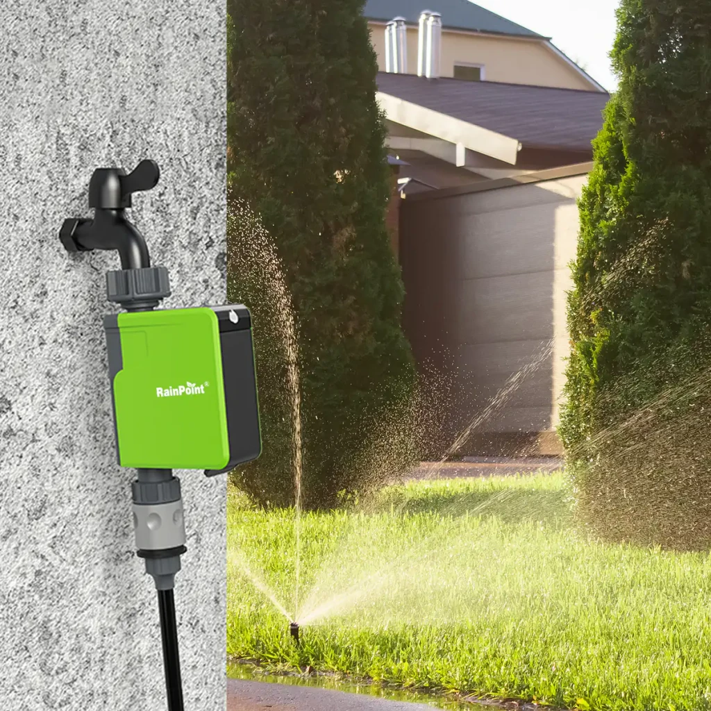 Programador de riego RainPoint Bluetooth 5.0 4 pilas AA HTV107B, en uso: instalado en grifo exterior con aspersor regando