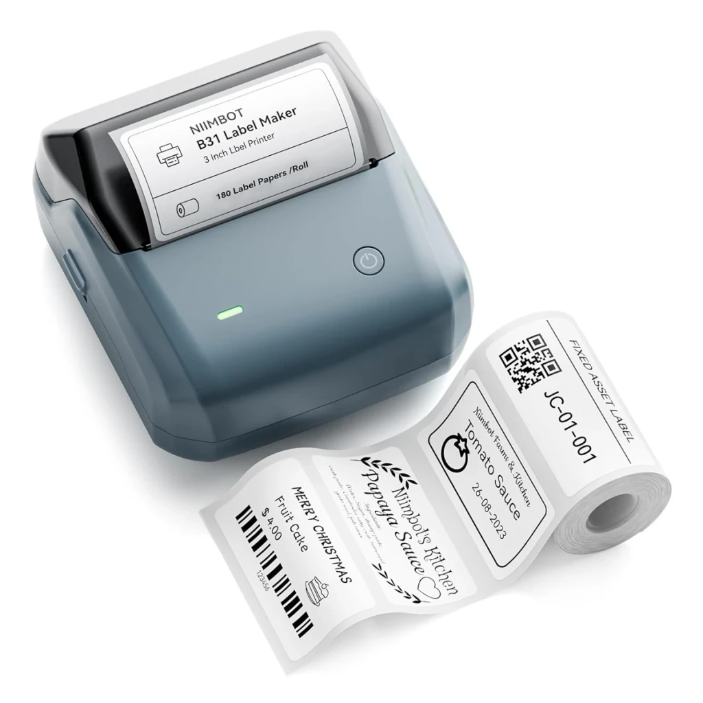 Impresora de etiquetas Niimbot B31 Térmica 203 dpi Azul Oscuro, en uso: imprimiendo etiquetas con códigos de barras, QR