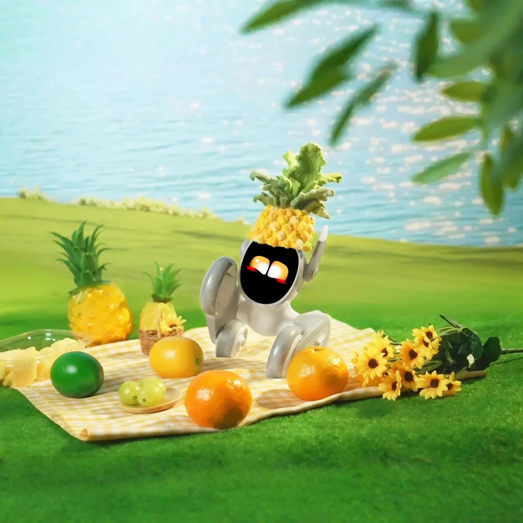 Déguisement Tricot Loona Premium Pineapple en utilisation: robot Loona coiffé d'un ananas lors d'un pique-nique estival