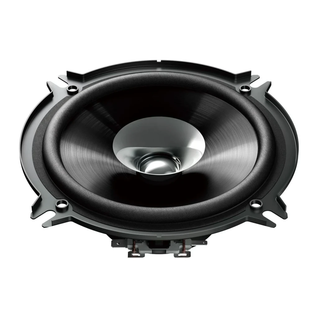 Altavoces de coche Pioneer 35W RMS Negro TS-G1310F, vista frontal en ángulo: cono negro, tweeter central plateado y marco