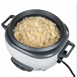 Cuiseur à riz Russell Hobbs 27030-56 Midi 300W 1,4L Noir/Blanc, en utilisation: cuve ouverte avec riz cuit, corps blanc