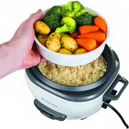 Cuiseur à riz Russell Hobbs 27030-56 Midi 300W 1,4L Noir/Blanc, en utilisation: main retirant le panier vapeur