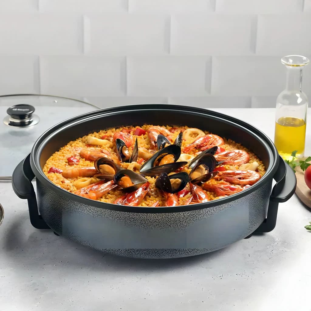 Poêle électrique Orbegozo PZ 4270 6,5L 1500W Antiadhésive Argent, en utilisation: paella aux fruits de mer, moules