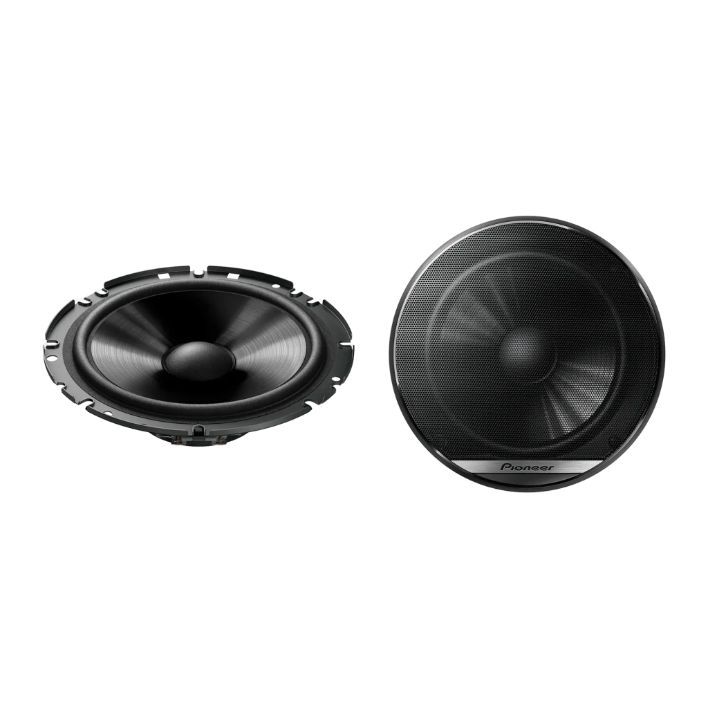 Altavoces de coche Pioneer 2 vías 45W RMS Negro TS-G170C, detalle: cono y rejilla metálica visibles en par de altavoces