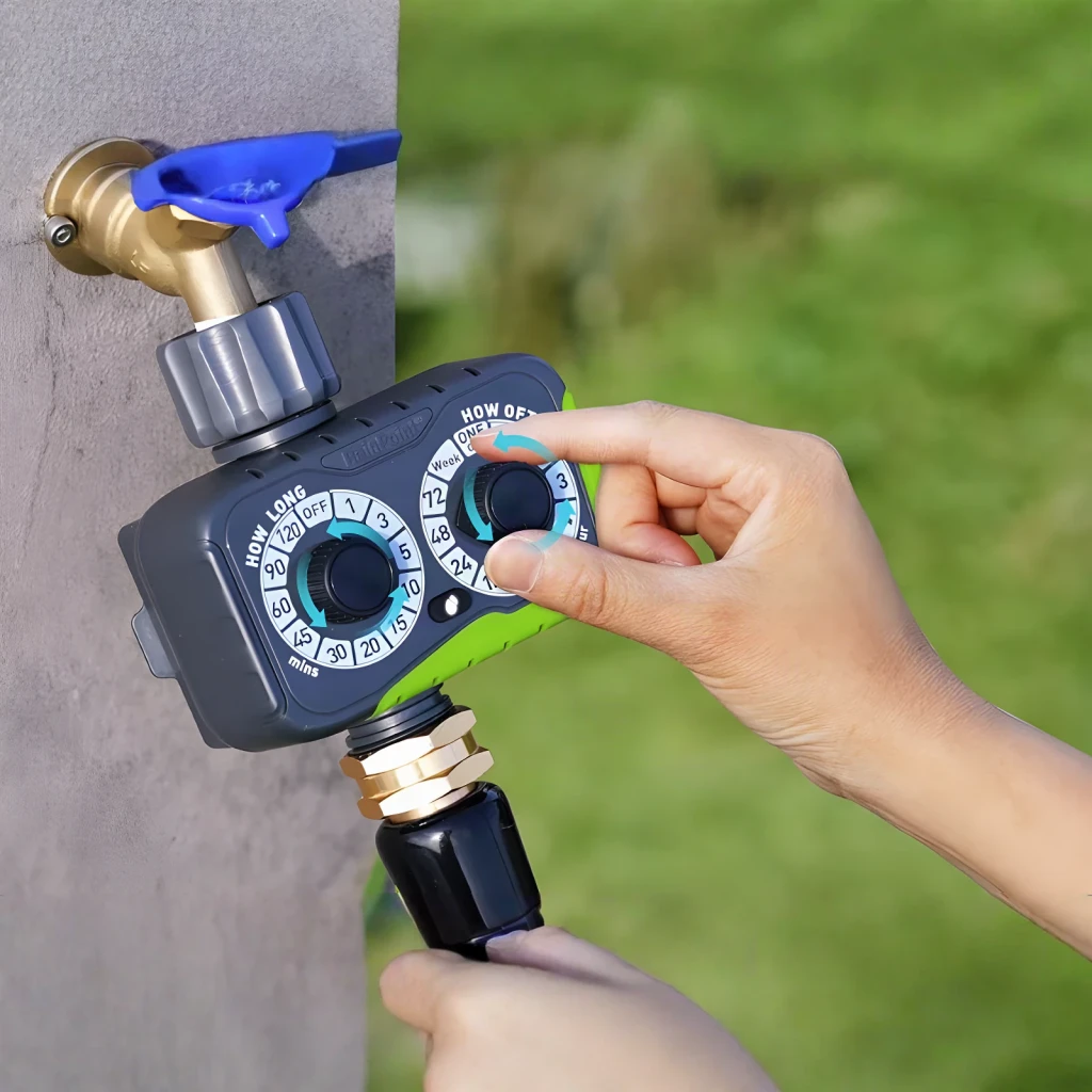Programador de riego RainPoint ITV152 en uso: mano ajustando el dial HOW OFTEN conectado a grifo exterior