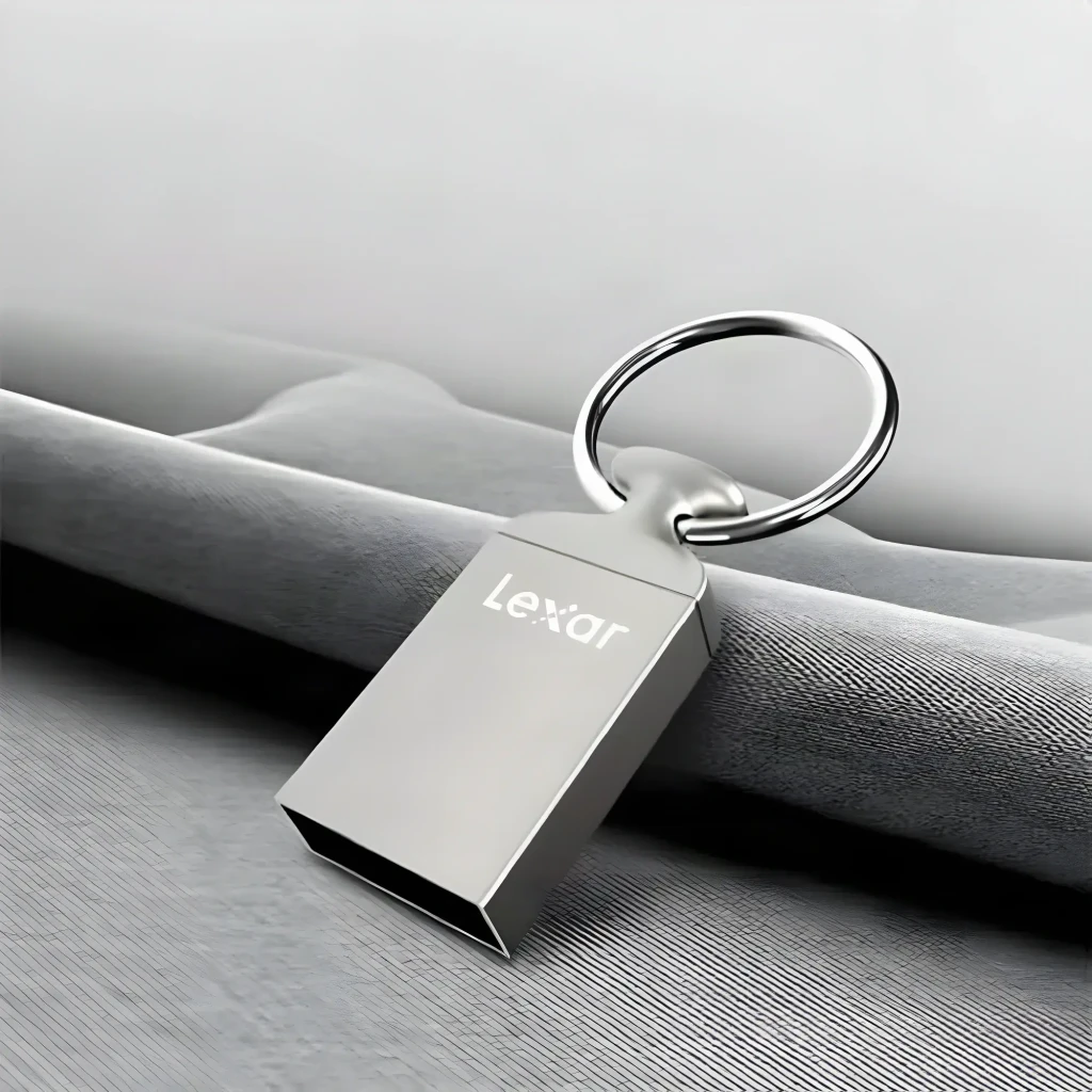 Clé USB Lexar JumpDrive M22 32Go USB 2.0 Argent, en utilisation: corps métallique avec logo et anneau porte-clés sur tissu