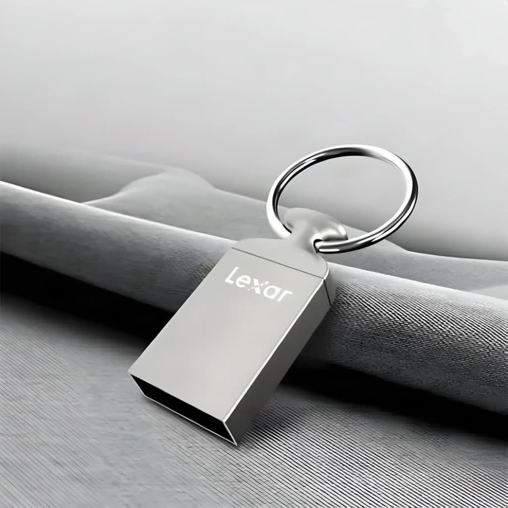 Clé USB Lexar JumpDrive M22 32Go USB 2.0 Argent, en utilisation: corps métallique avec logo et anneau porte-clés sur tissu