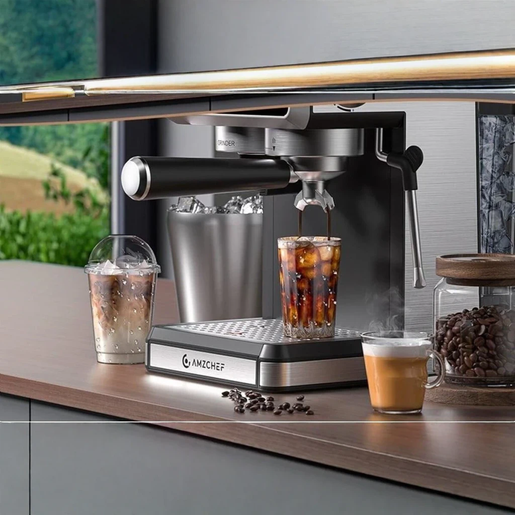 Cafetera Express Amzchef 1,8L Con Molinillo Integrado 20Bar Plata CE-CM5560-SV, en uso: extrayendo espresso sobre hielo