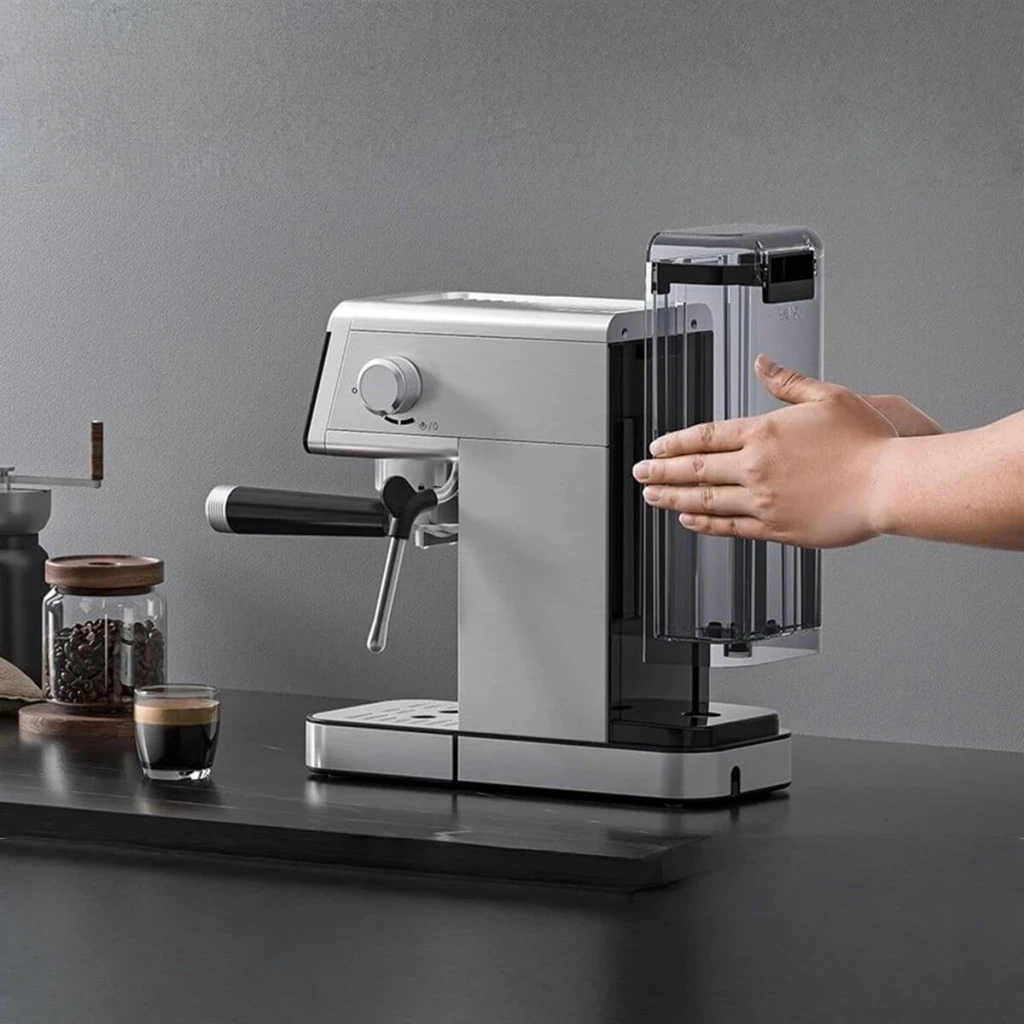 Cafetera Espresso AMZCHEF Vaporizador orientable 20bar Plata CE-AZ-EM1501-SV, en uso: mano extrayendo el depósito de agua