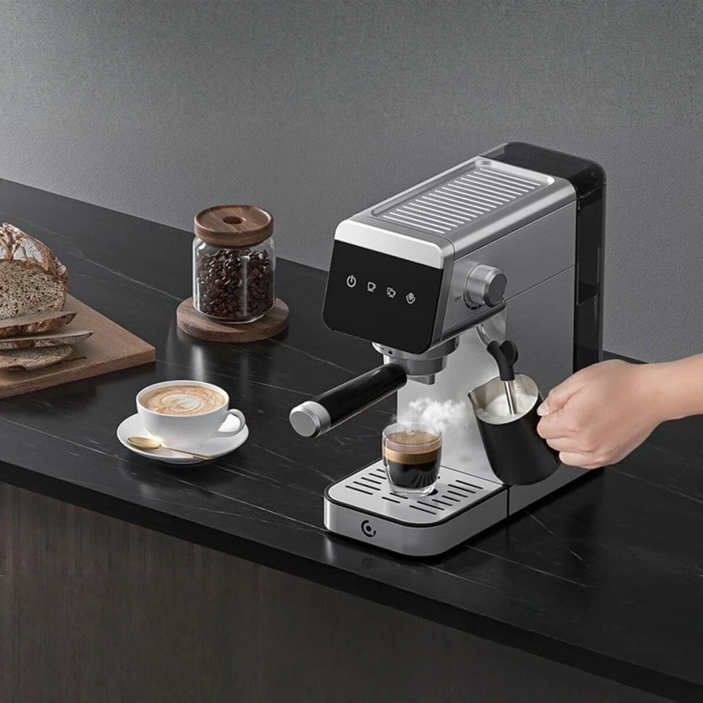 Cafetera Espresso AMZCHEF Vaporizador orientable 20bar Plata CE-AZ-EM1501-SV, en uso: mano vaporiza leche en jarra metálica