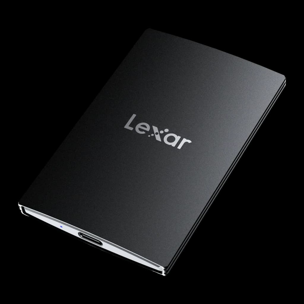 Disque SSD Portable Lexar 1 To USB-C 3.2 Gen 2x2 Noir SL500, vue de face: boîtier métallique noir avec logo Lexar et port