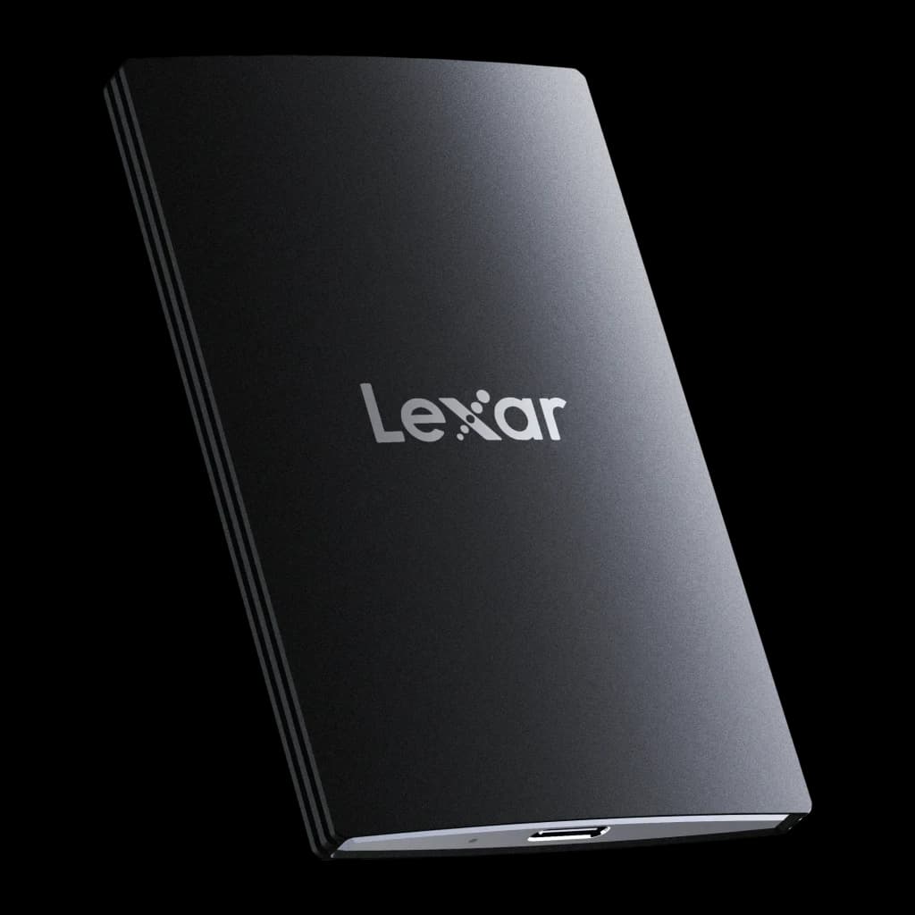 Disque SSD Portable Lexar 1 To USB-C 3.2 Gen 2x2 Noir SL500, détail: boîtier métallique avec logo Lexar et port USB-C