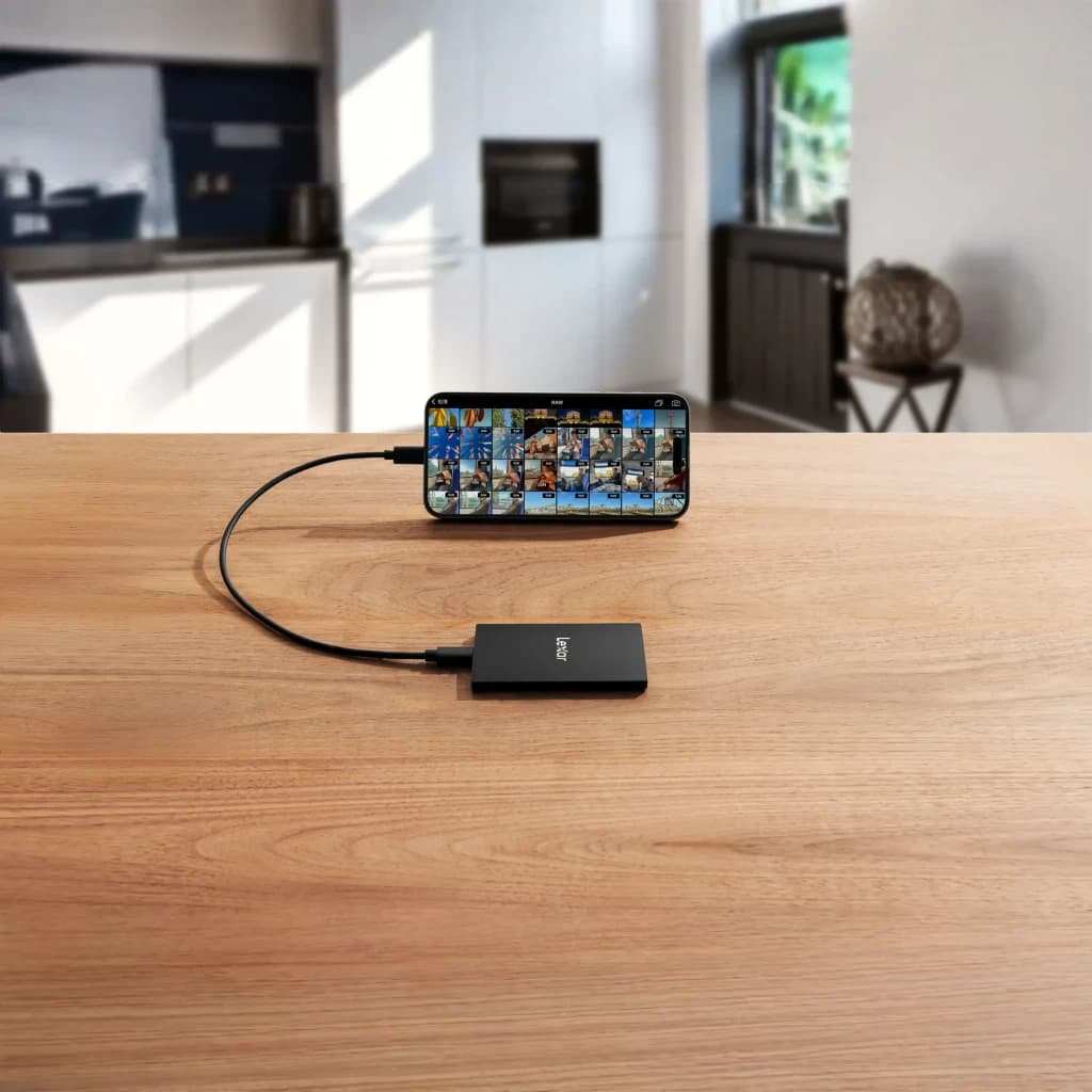 Disque SSD Portable Lexar 1 To USB-C 3.2 Gen 2x2 Noir SL500, en utilisation: connecté à un smartphone affichant une galerie
