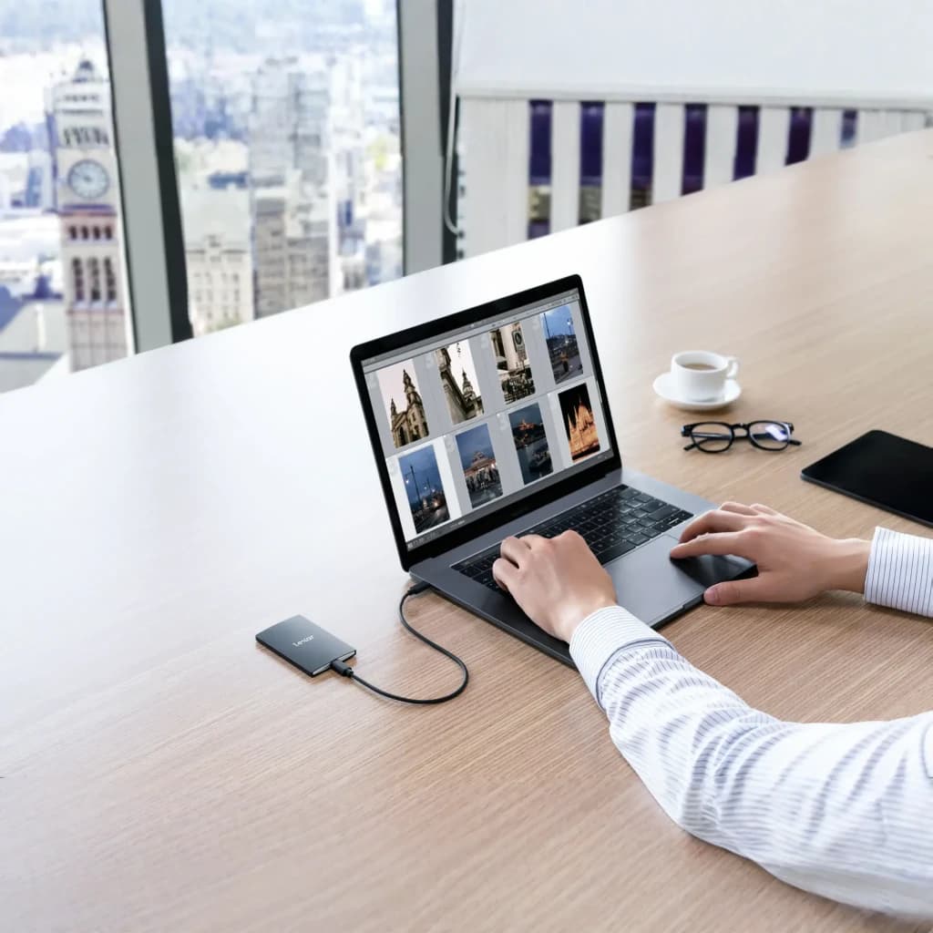 Disque SSD Portable Lexar 1 To USB-C 3.2 Gen 2x2 Noir SL500, en utilisation: branché par câble à un laptop sur bureau