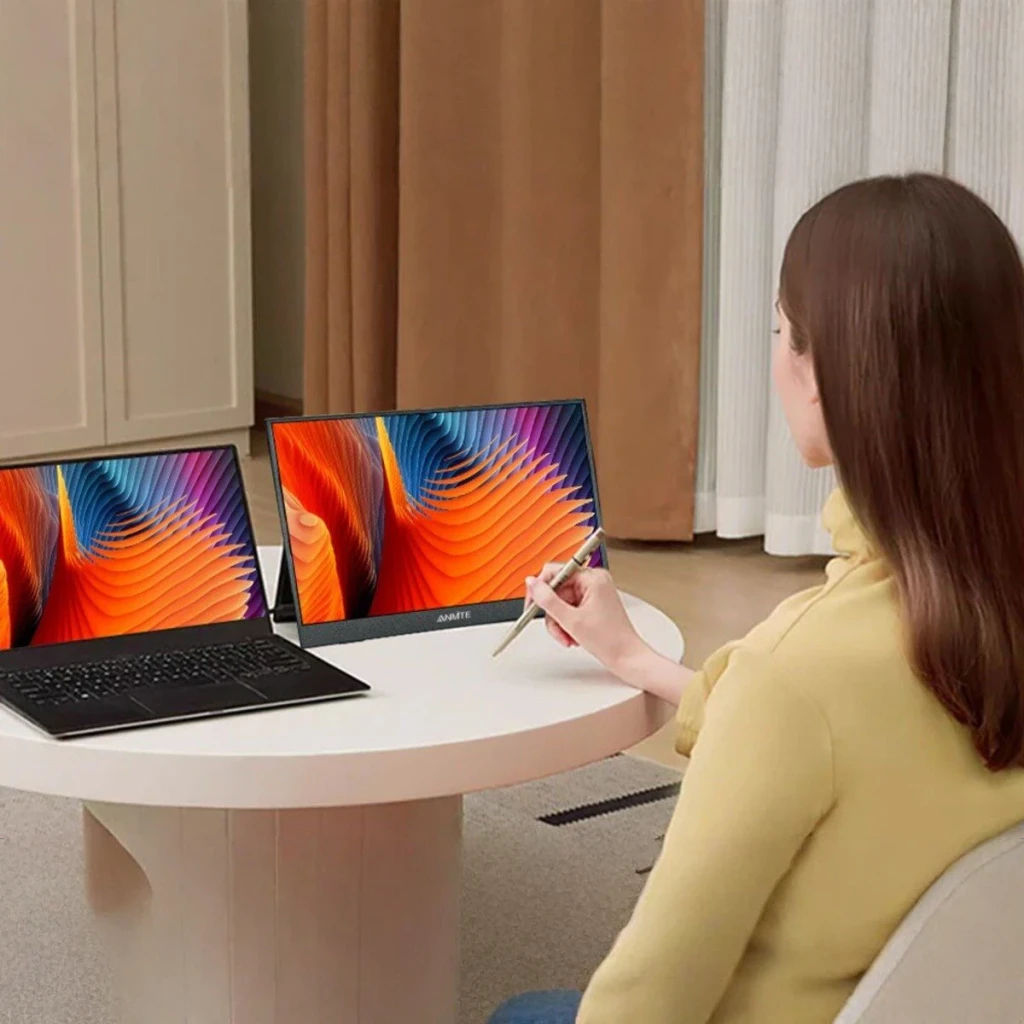 Écran Portable Tactile ANMITE 14 pouces IPS WUXGA 1920x1200 60Hz 5ms Noir A140W05T, en utilisation: femme avec stylet face à