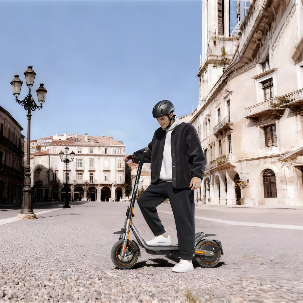 Trottinette Électrique Xiaomi Electric Scooter 6 Pro DE 400W 70km 25km/h 12 pouces Gris, en usage: rider casqué sur place
