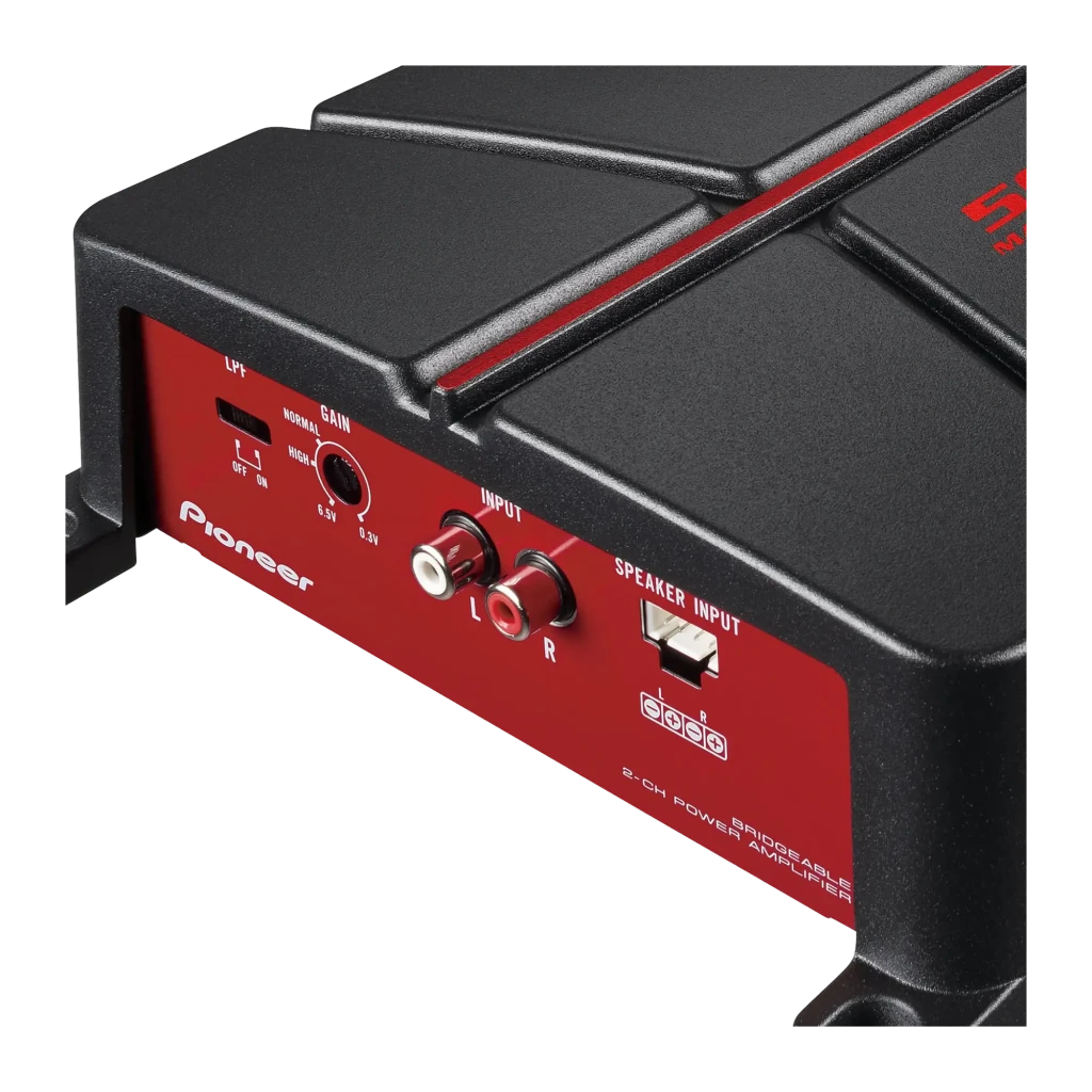 Amplificateur auto Pioneer 2 canaux 60W x 2 RMS GM-A3702, détail: panneau latéral rouge avec entrées RCA L/R, réglage