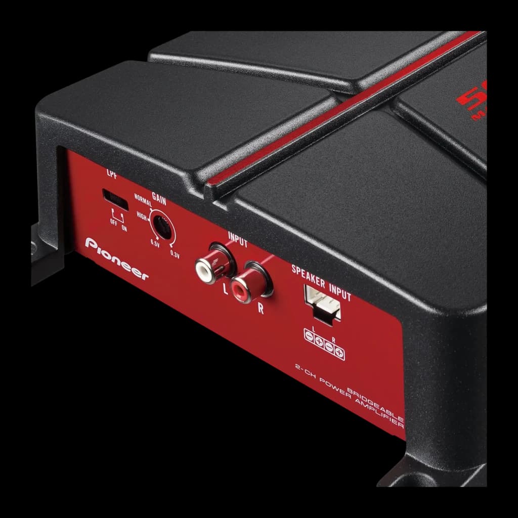 Amplificateur auto Pioneer 2 canaux 60W x 2 RMS GM-A3702, détail: panneau latéral rouge avec entrées RCA L/R, réglage