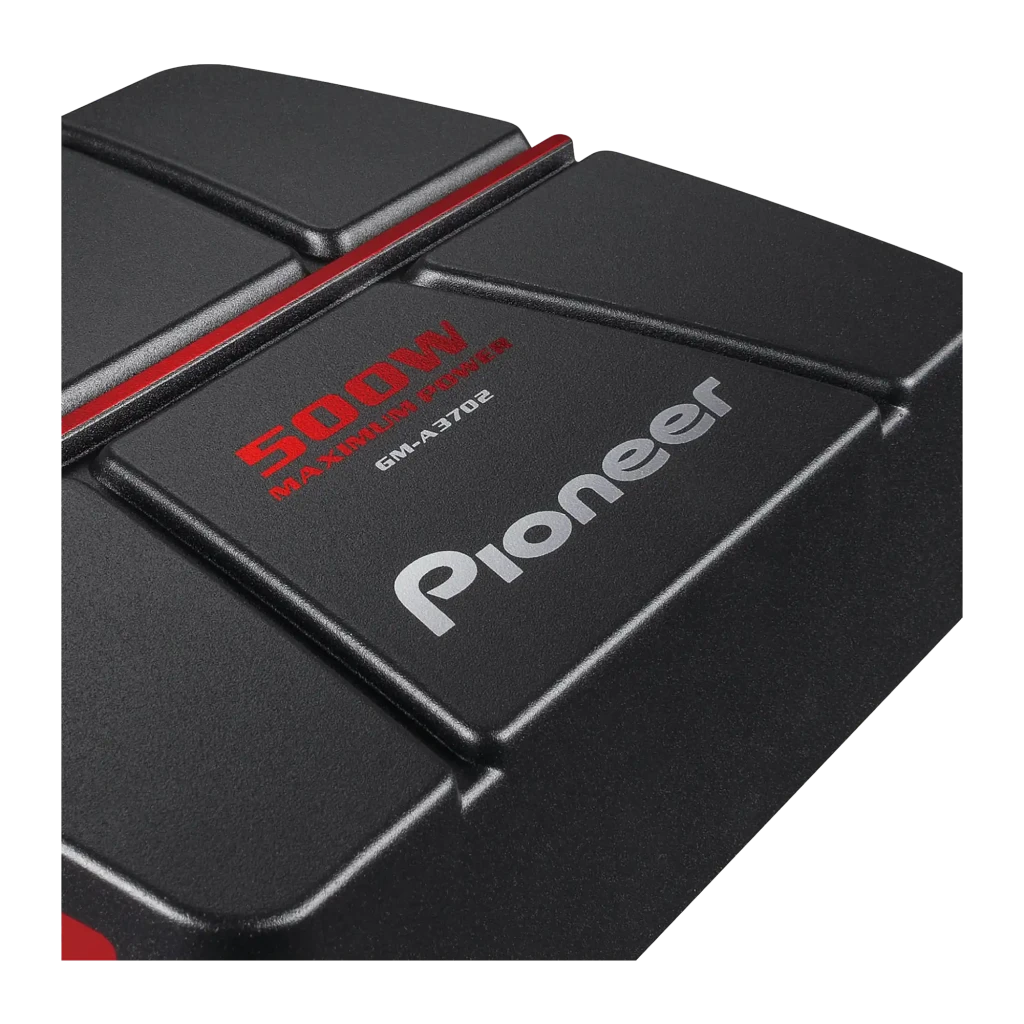 Amplificateur auto Pioneer 2 canaux 60W x 2 RMS GM-A3702, détail: logo Pioneer et sérigraphie 500W Maximum Power sur boîtier