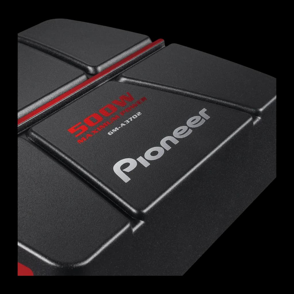 Amplificateur auto Pioneer 2 canaux 60W x 2 RMS GM-A3702, détail: logo Pioneer et sérigraphie 500W Maximum Power sur boîtier