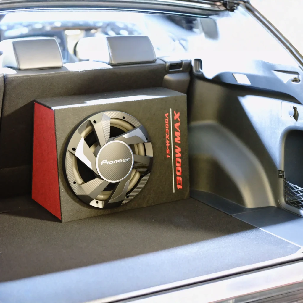 Caisson de basse voiture Pioneer Actif 1300W Noir TS-WX300A, en utilisation: installé dans le coffre, caisson noir avec logo