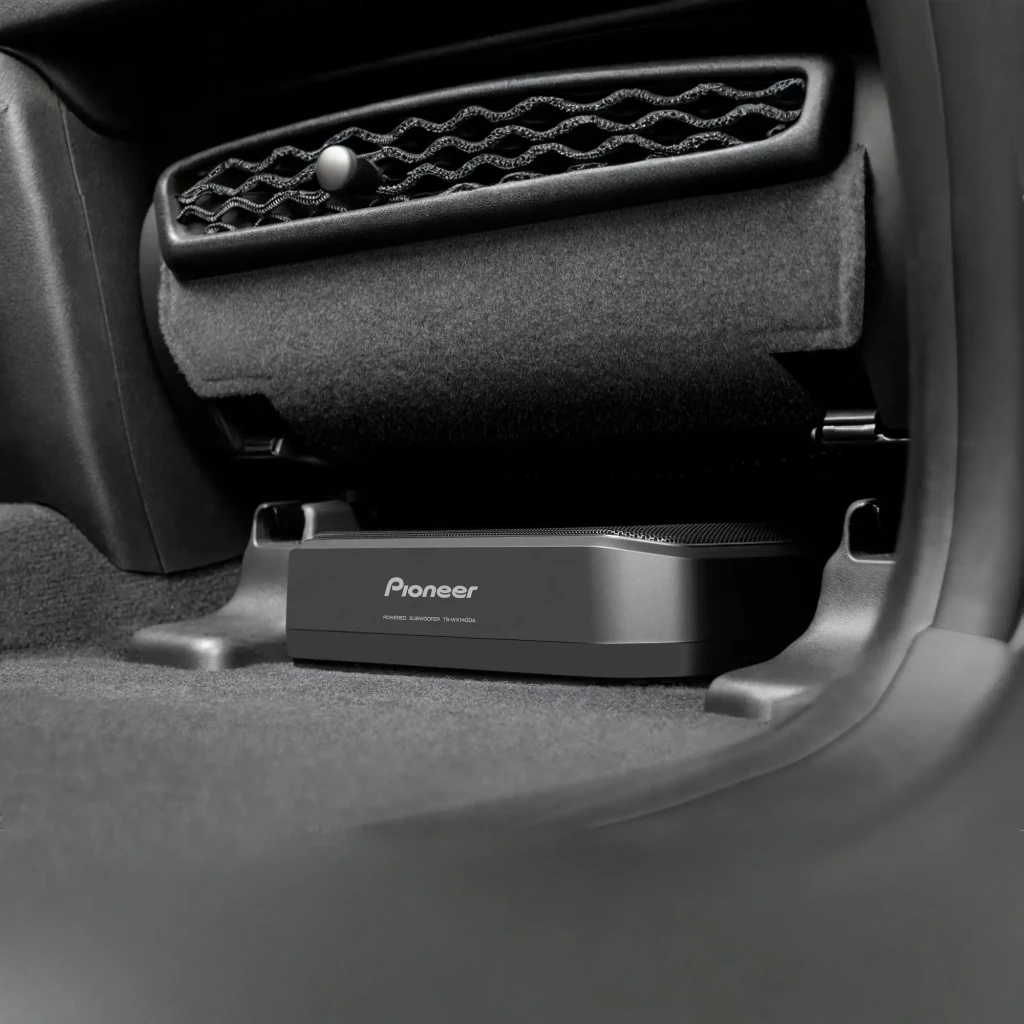 Caisson de basses Pioneer Actif Compact 170W Noir TS-WX140DA, en utilisation: installé sous siège arrière, boîtier plat