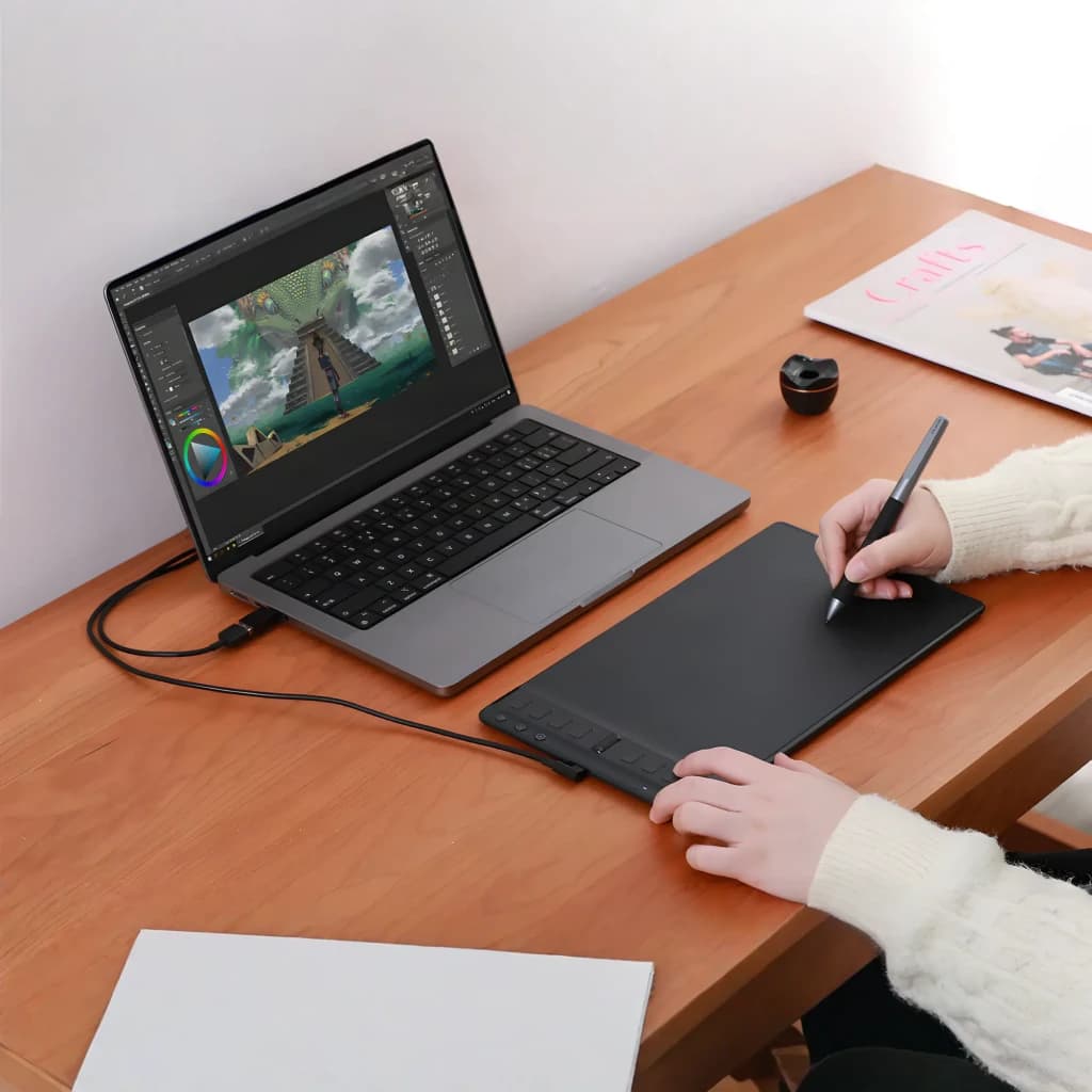 Tableta gráfica Huion Inspiroy 2 M H951P 8192 Negro niveles, en uso: mano dibujando con lápiz sobre tableta conectada