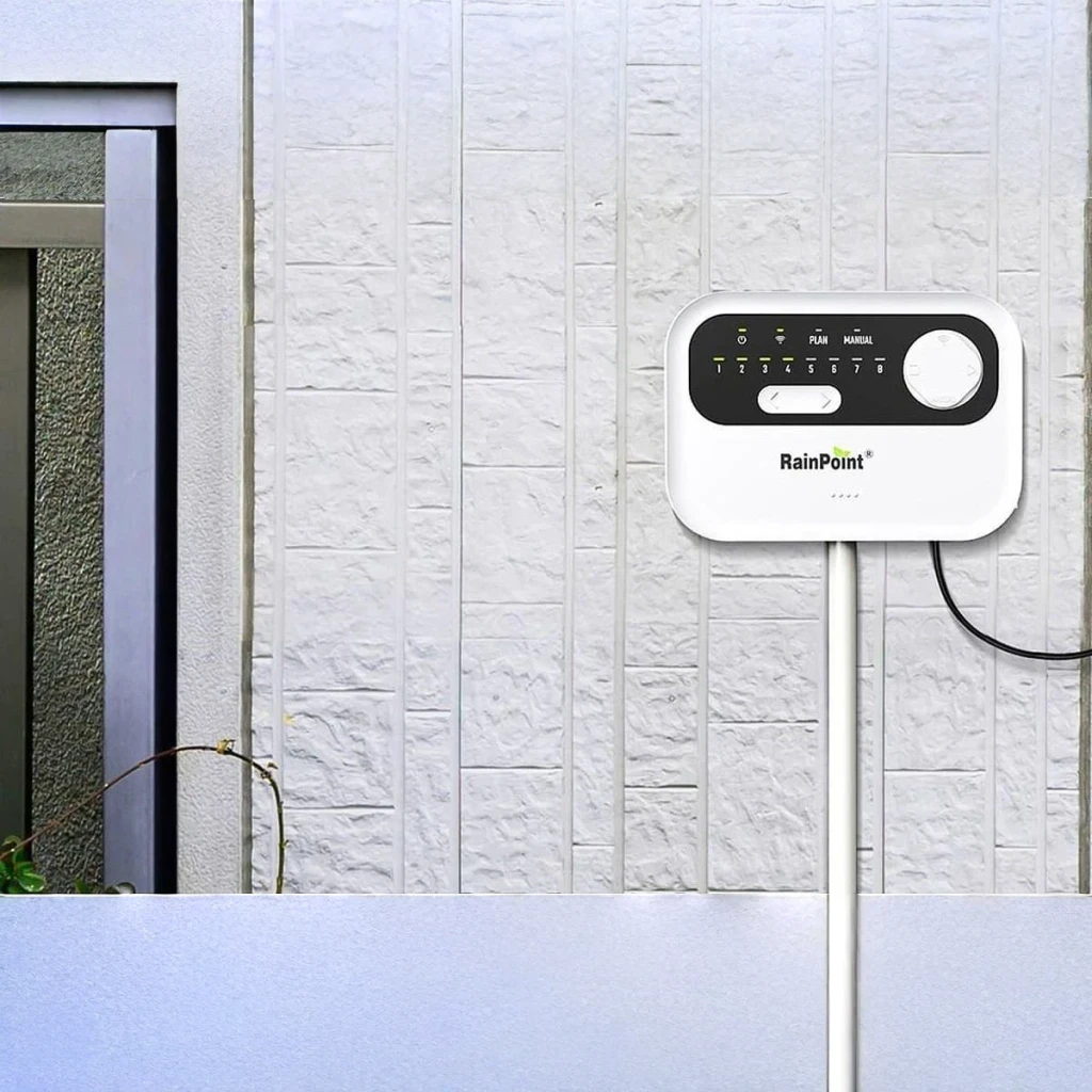 Programador de riego RainPoint Negro WiFi AC 24V HIC801W, en uso: montado en pared exterior con 8 zonas y dial manual