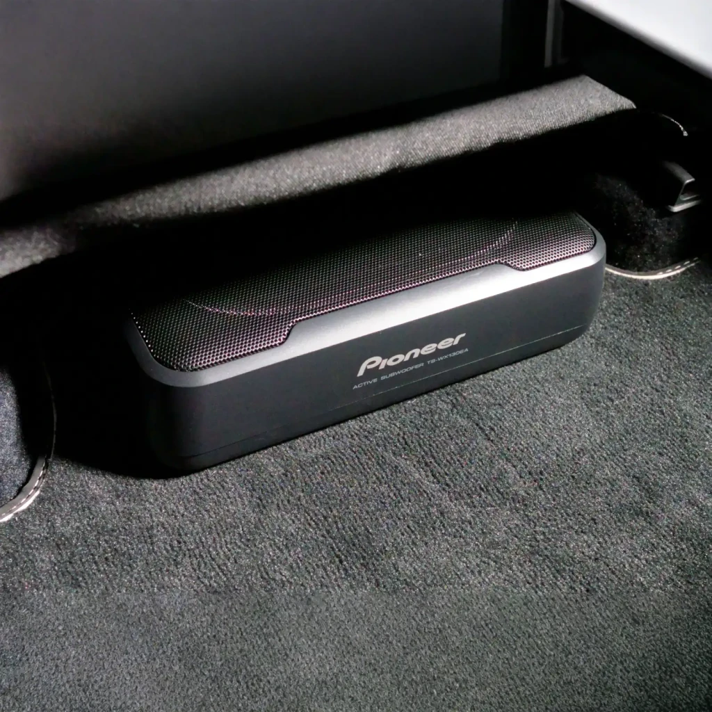Caisson de basses pour voiture Pioneer Actif 160W RMS Noir TS-WX130EA, en utilisation: installé dans le coffre sur moquette