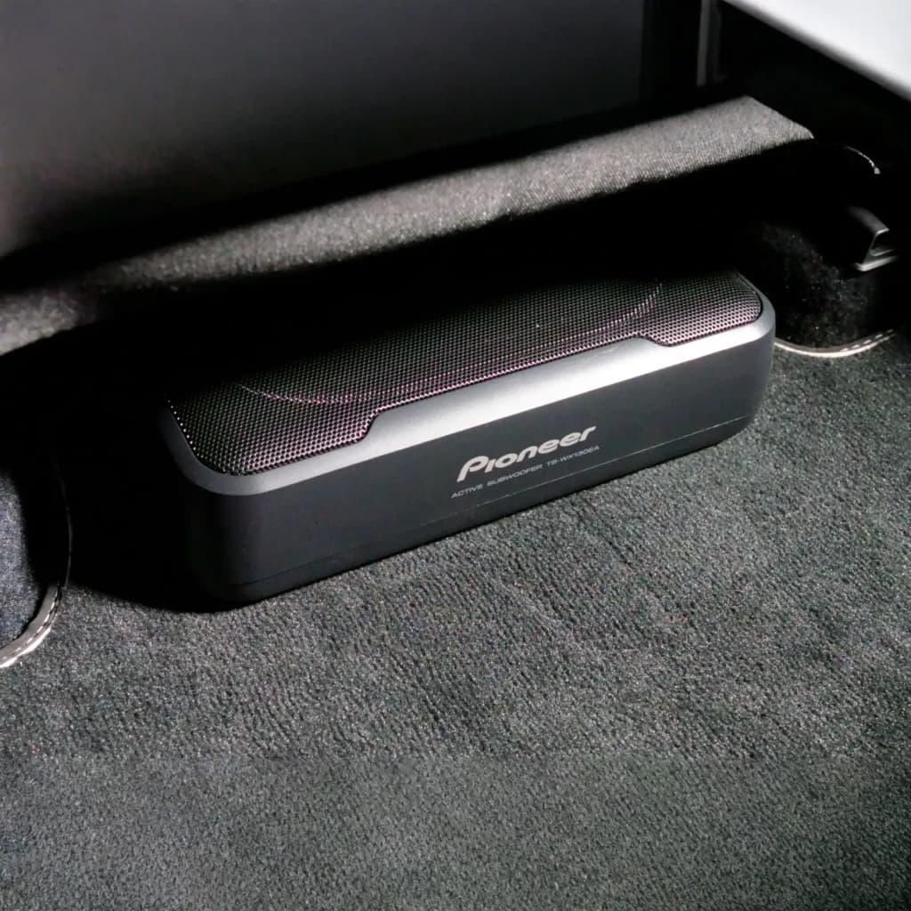 Caisson de basses pour voiture Pioneer Actif 160W RMS Noir TS-WX130EA, en utilisation: installé dans le coffre sur moquette