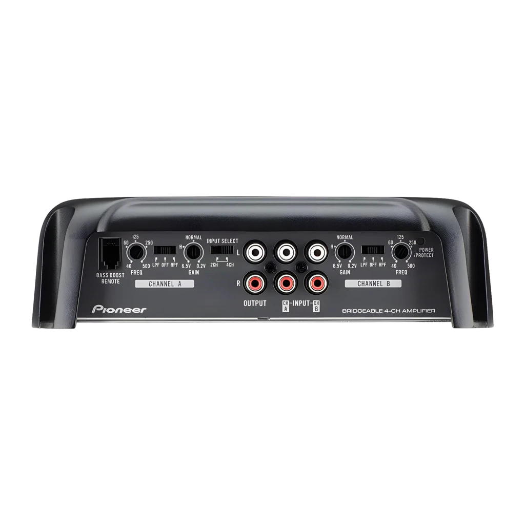 Amplificateur voiture Pioneer 4 canaux 1200W RMS Noir GM-D8704, détail: panneau de connexions avec entrées RCA, réglages