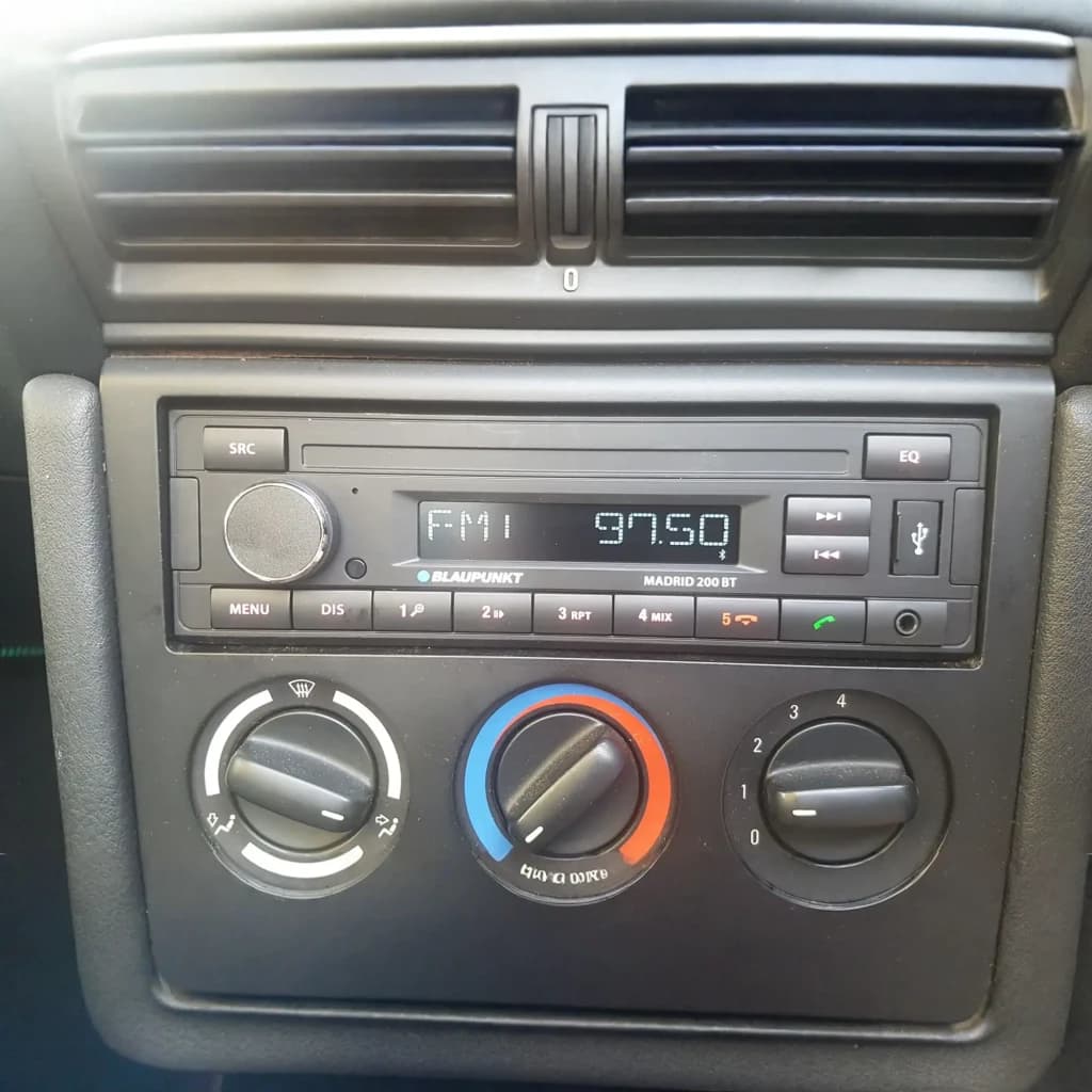 Autoradio Blaupunkt Madrid 200 BT Noir 1 DIN Bluetooth, en utilisation: monté dans tableau de bord, écran FM allumé 97.5