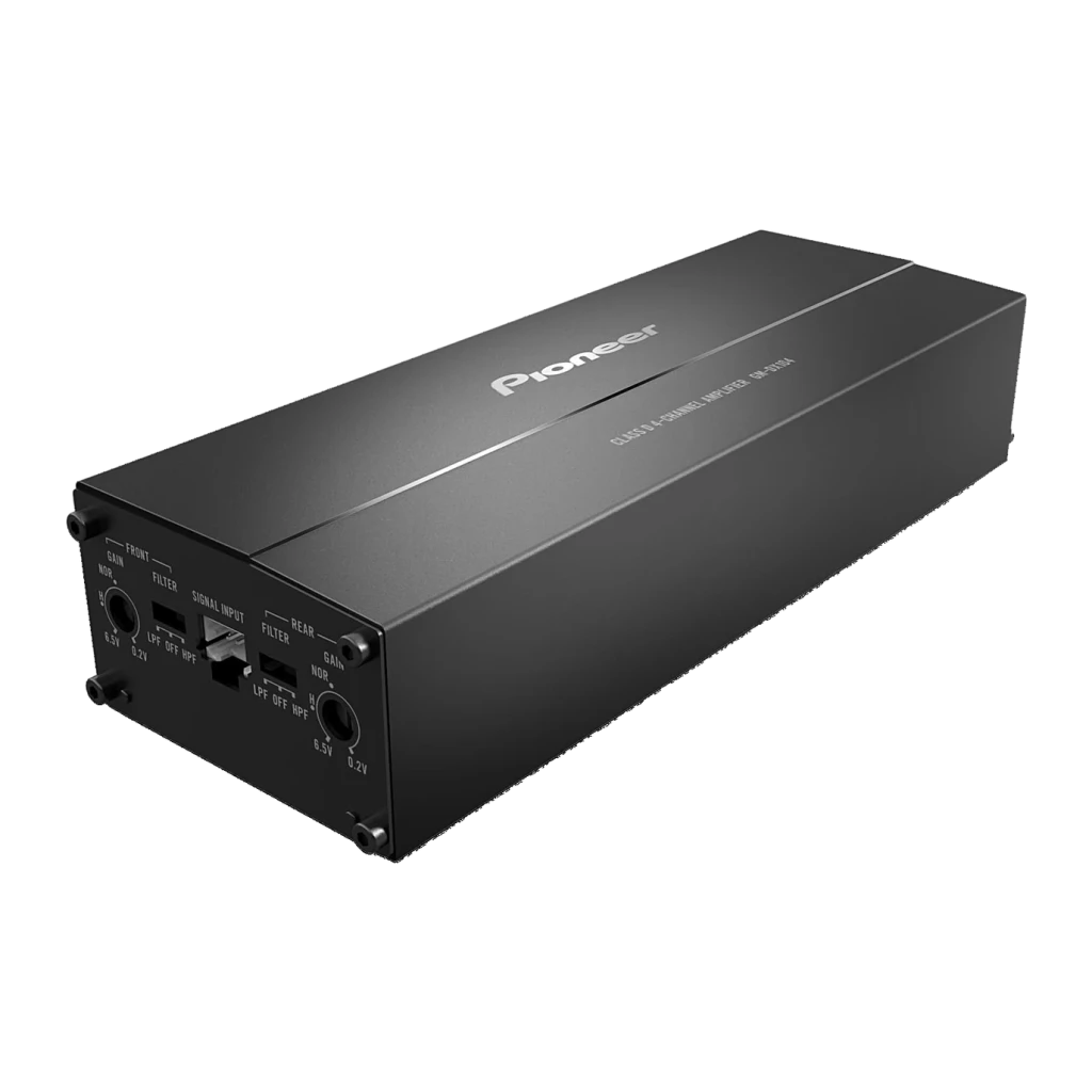 Amplificateur voiture Pioneer 4 canaux 45W x 4 RMS GM-DX104, vue de face: boîtier noir avec logo Pioneer, commandes de gain