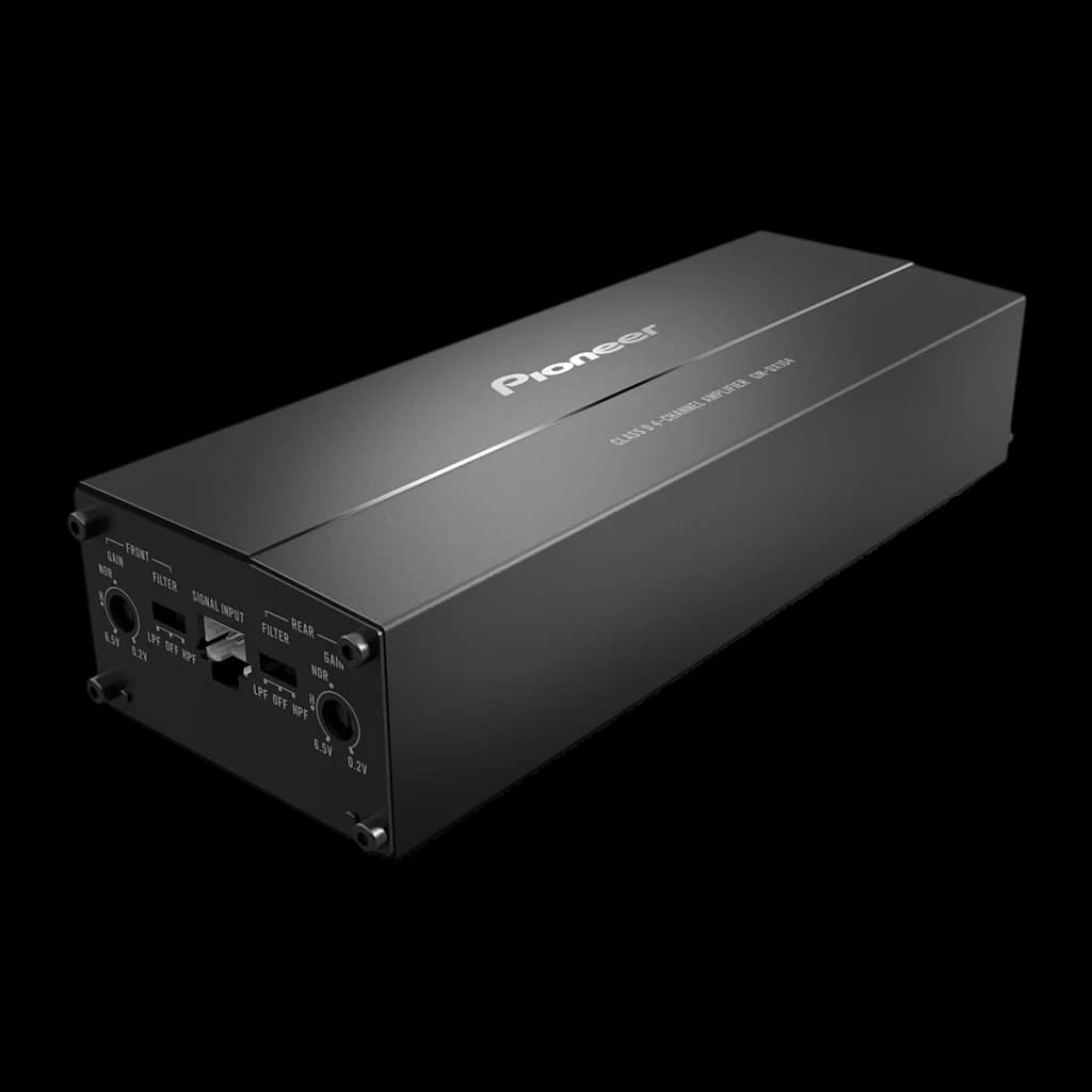 Amplificateur voiture Pioneer 4 canaux 45W x 4 RMS GM-DX104, vue de face: boîtier noir avec logo Pioneer, commandes de gain