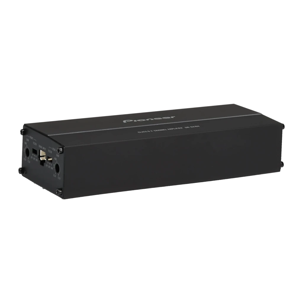 Amplificateur voiture Pioneer 4 canaux 45W x 4 RMS GM-DX104, détail: vue latérale avec connecteurs et logo Pioneer