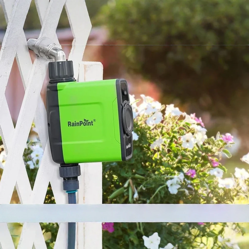 Programador de riego RainPoint WiFi 2,4 GHz 4 pilas AA HTV145FRF+HWG023WBRF, en uso: instalado en grifo de valla blanca