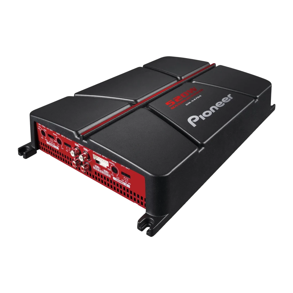 Amplificateur voiture Pioneer 4 canaux 520W RMS Noir GM-A4704, vue avant: boîtier noir avec ailettes, panneau latéral rouge