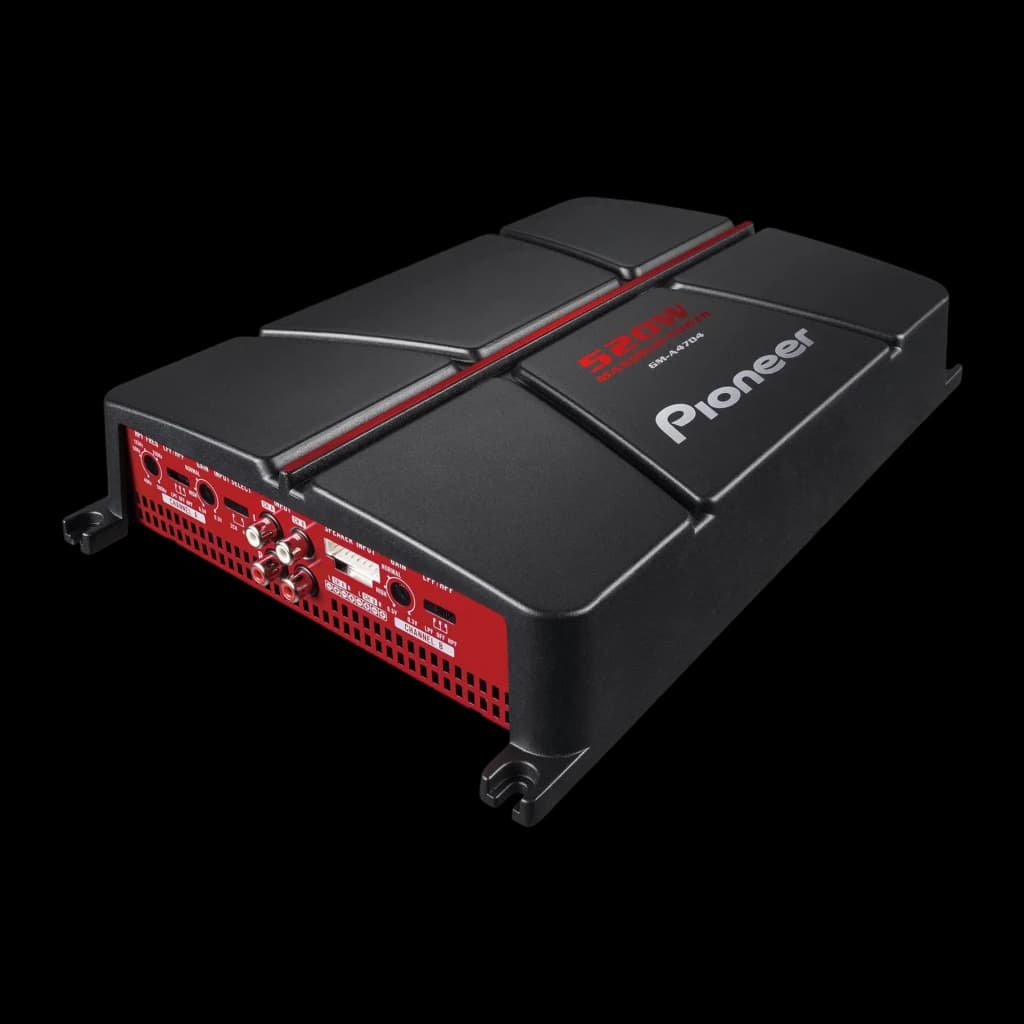 Amplificateur voiture Pioneer 4 canaux 520W RMS Noir GM-A4704, vue avant: boîtier noir avec ailettes, panneau latéral rouge