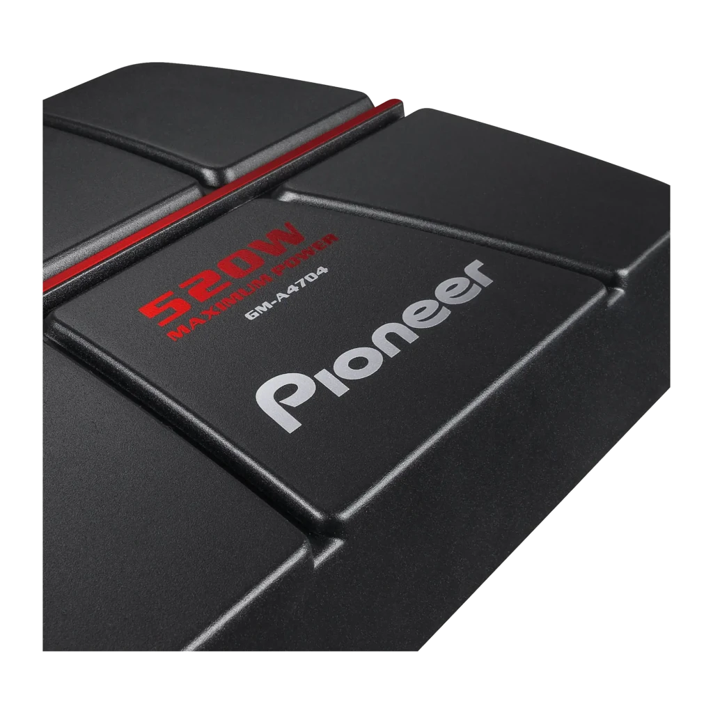 Amplificateur voiture Pioneer 4 canaux 520W RMS Noir GM-A4704, détail: logo Pioneer et sérigraphie 520W en rouge sur boîtier