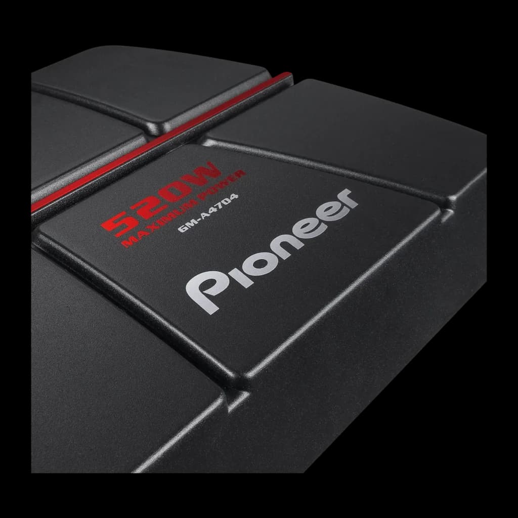 Amplificateur voiture Pioneer 4 canaux 520W RMS Noir GM-A4704, détail: logo Pioneer et sérigraphie 520W en rouge sur boîtier