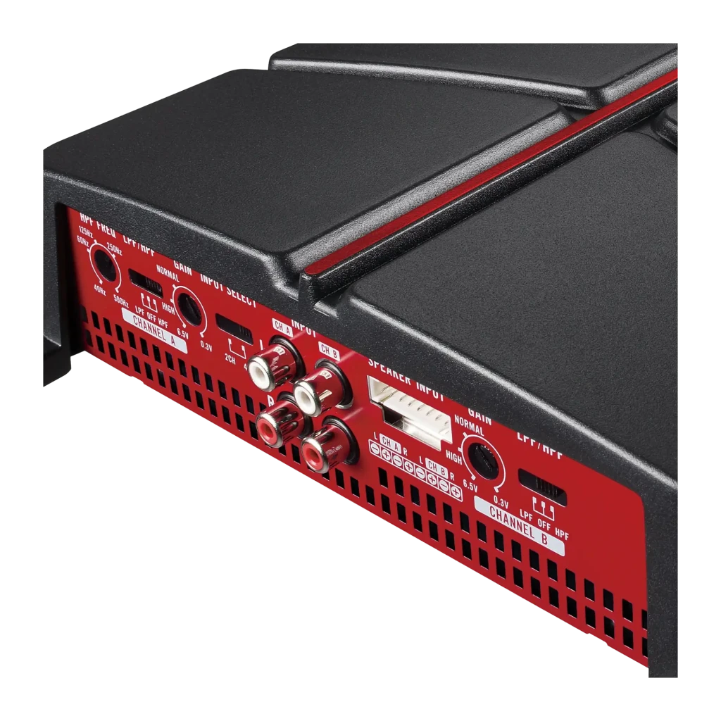 Amplificateur voiture Pioneer 4 canaux 520W RMS Noir GM-A4704, détail: panneau latéral rouge avec entrées RCA, réglages