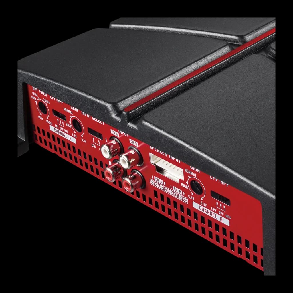Amplificateur voiture Pioneer 4 canaux 520W RMS Noir GM-A4704, détail: panneau latéral rouge avec entrées RCA, réglages