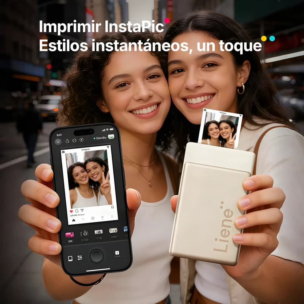 Imprimante Photo Portable Liene Pearl N200 Pro Or, en utilisation: deux filles tiennent l'imprimante dorée éjectant une