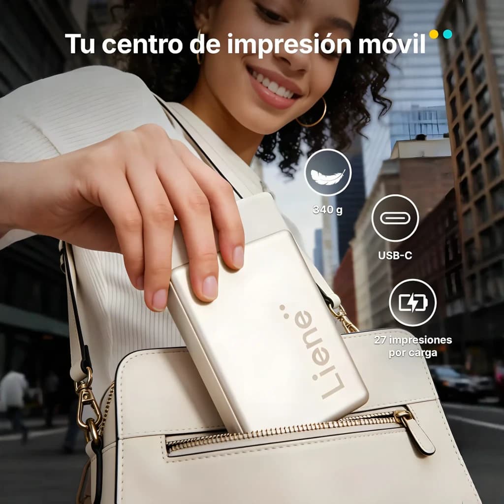 Imprimante Photo Portable Liene Pearl N200 Pro Or, en utilisation: femme glisse l'imprimante dans un sac doré en ville