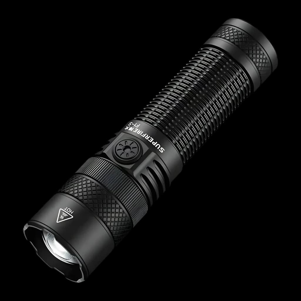 Lanterna LED Superfire F1-S Preto Recarregável 1000 lúmens 275 m, vista frontal: corpo preto com textura knurling, botão