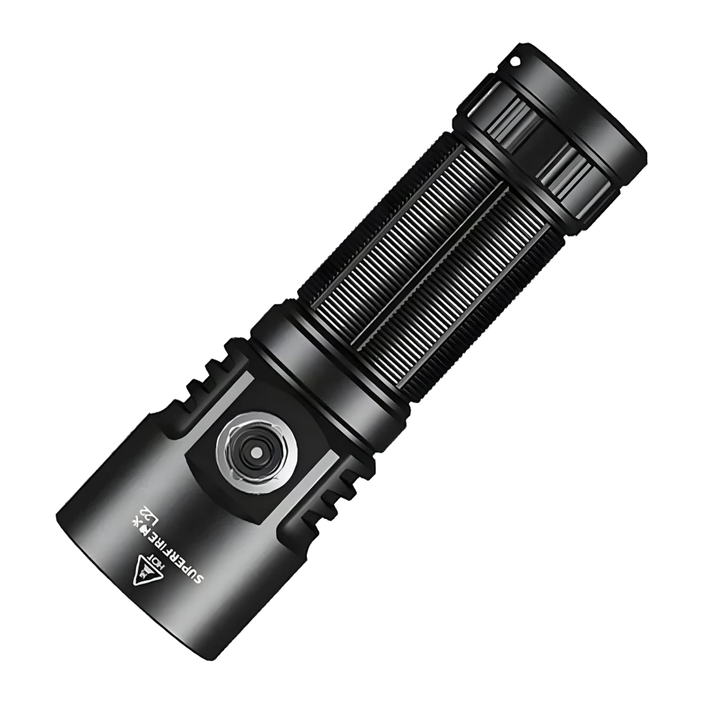 Torche LED Superfire L22 Noir Rechargeable USB-C 5000 lumens 300m, vue de face: corps noir en diagonale avec bouton latéral