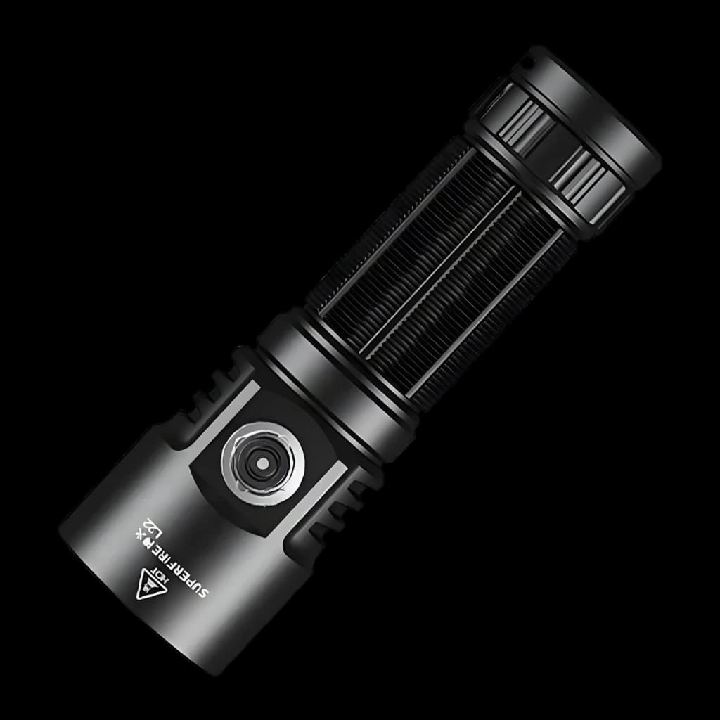 Torche LED Superfire L22 Noir Rechargeable USB-C 5000 lumens 300m, vue de face: corps noir en diagonale avec bouton latéral
