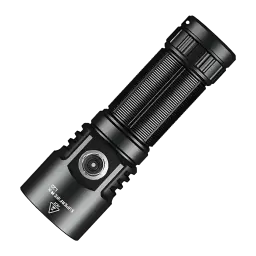 Torche LED Superfire L22 Noir Rechargeable USB-C 5000 lumens 300m, vue de face: corps noir en diagonale avec bouton latéral