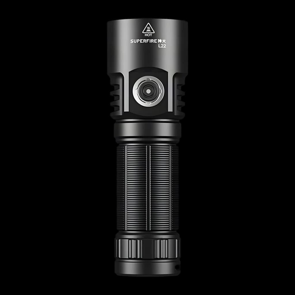 Torche LED Superfire L22 Noir Rechargeable USB-C 5000 lumens 300m, détail avant: lentille centrale, logo et corps strié